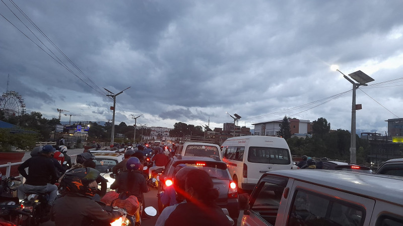 व्यवस्थापन गर्न नजान्दा भीआईपीको सवारीमा जनतालाई सास्ती 